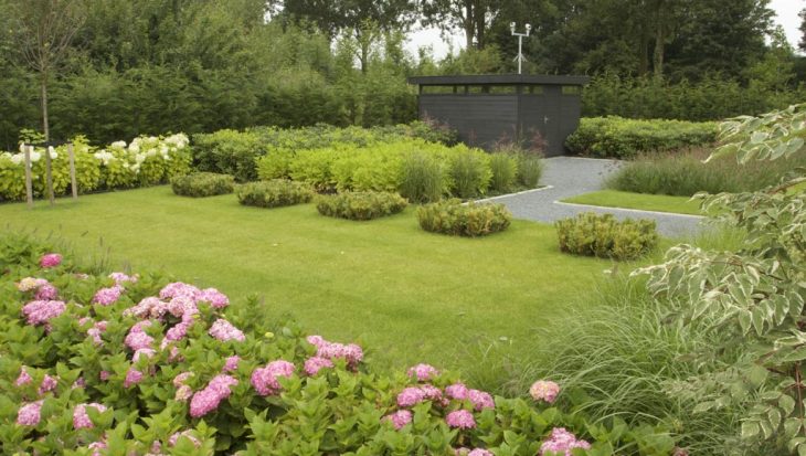 Moderne tuin met verhoogde vijver en golfgreen