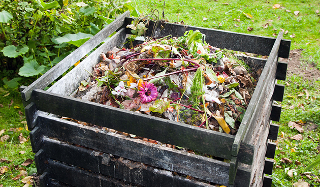 Moet je de composthoop 's winters afdekken?